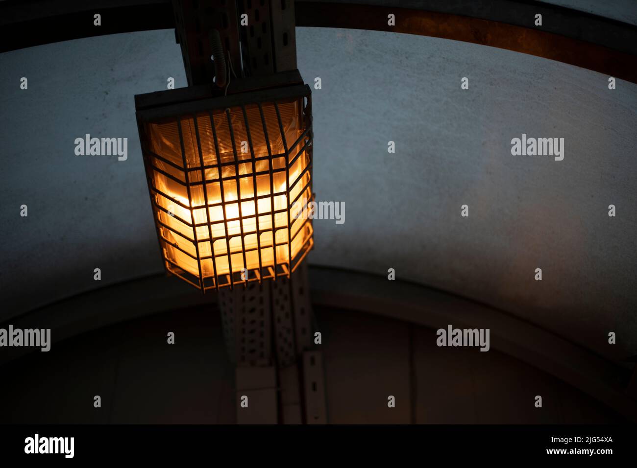 Luce dietro le barre. Luce della lampada ad intensità ridotta. Sistema di illuminazione nel tunnel. Sorgente luminosa quadrata. Foto Stock
