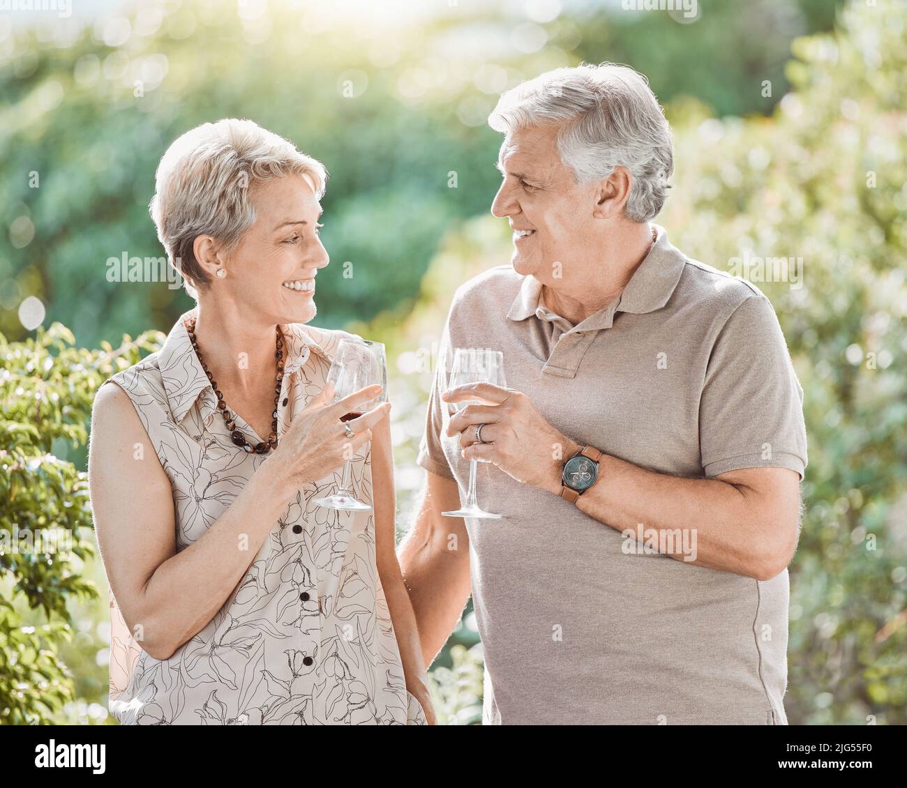 Vino e cena. Scatto di una coppia matura godendo un bicchiere di vino all'aperto. Foto Stock