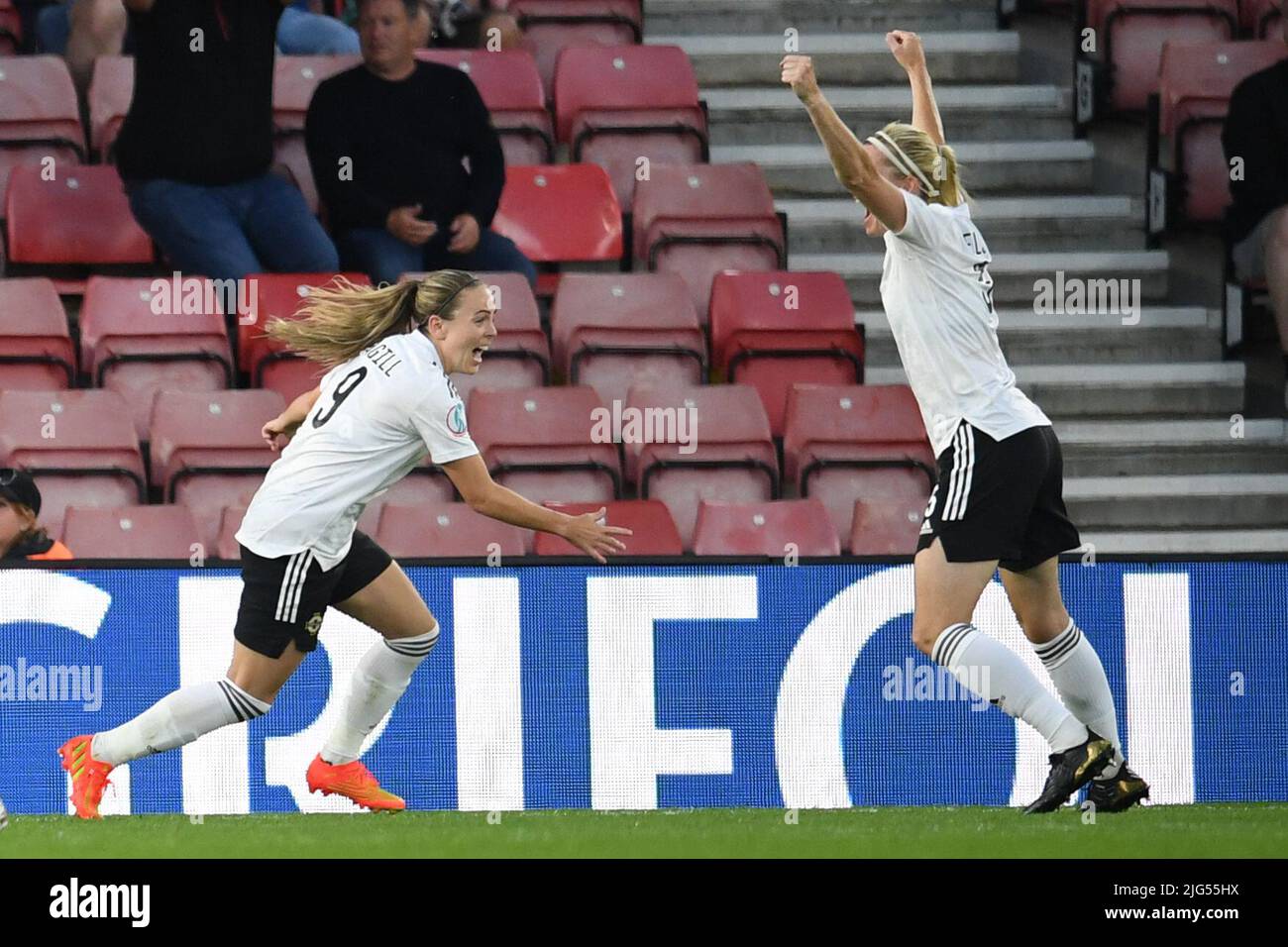 Saint Mary's Stadium, Southampton, Hampshire, Inghilterra: 7th luglio 2022, torneo di calcio internazionale femminile europeo; Norvegia contro Irlanda del Nord; Julie Nelson dell'Irlanda del Nord celebra il punteggio in 50th minuti 3-1 Foto Stock