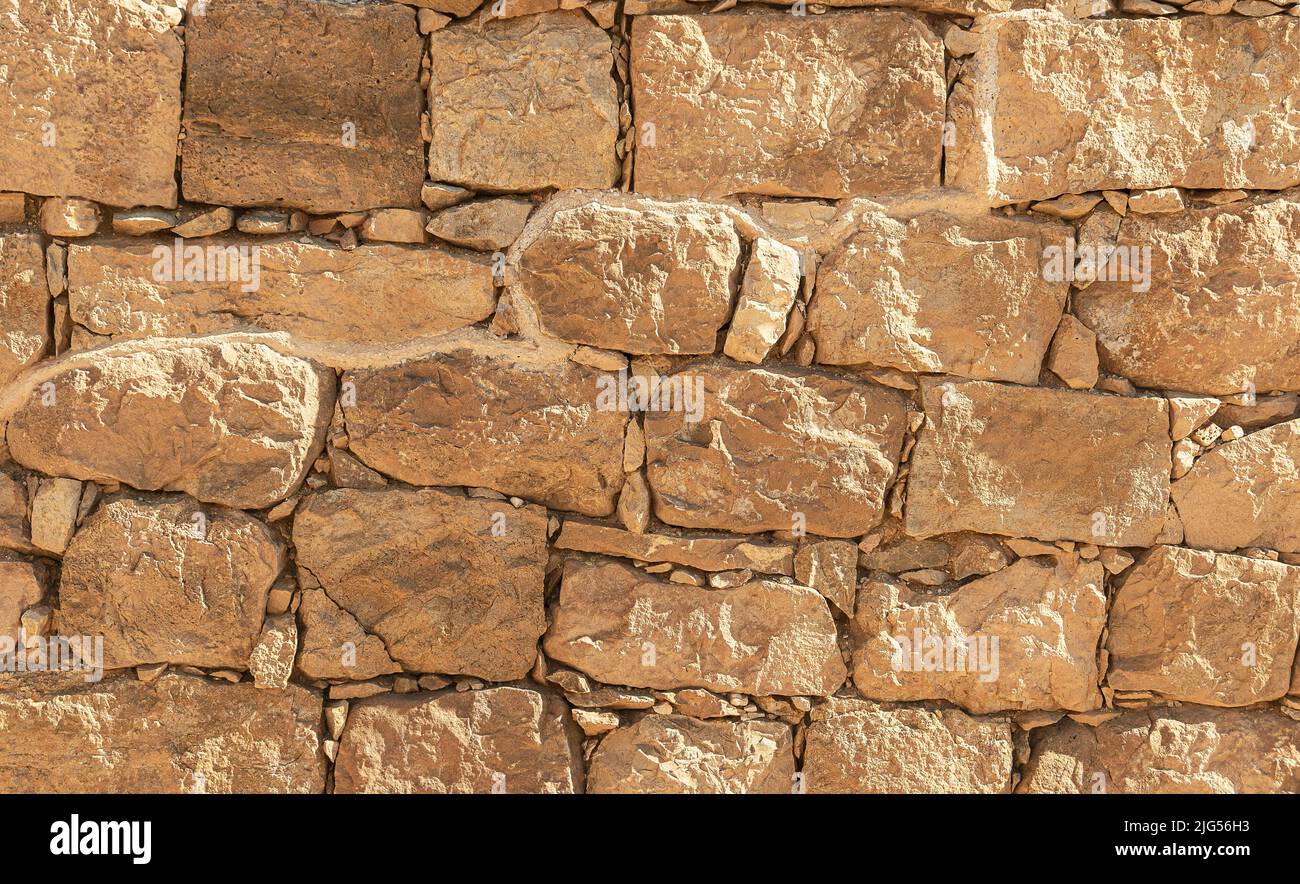 Particolare della parete calcarea della fortezza Nabaea a Wadi Nahal Nekarot sulla rotta delle spezie in Israele che mostra l'area ricostruita sopra l'origi Foto Stock