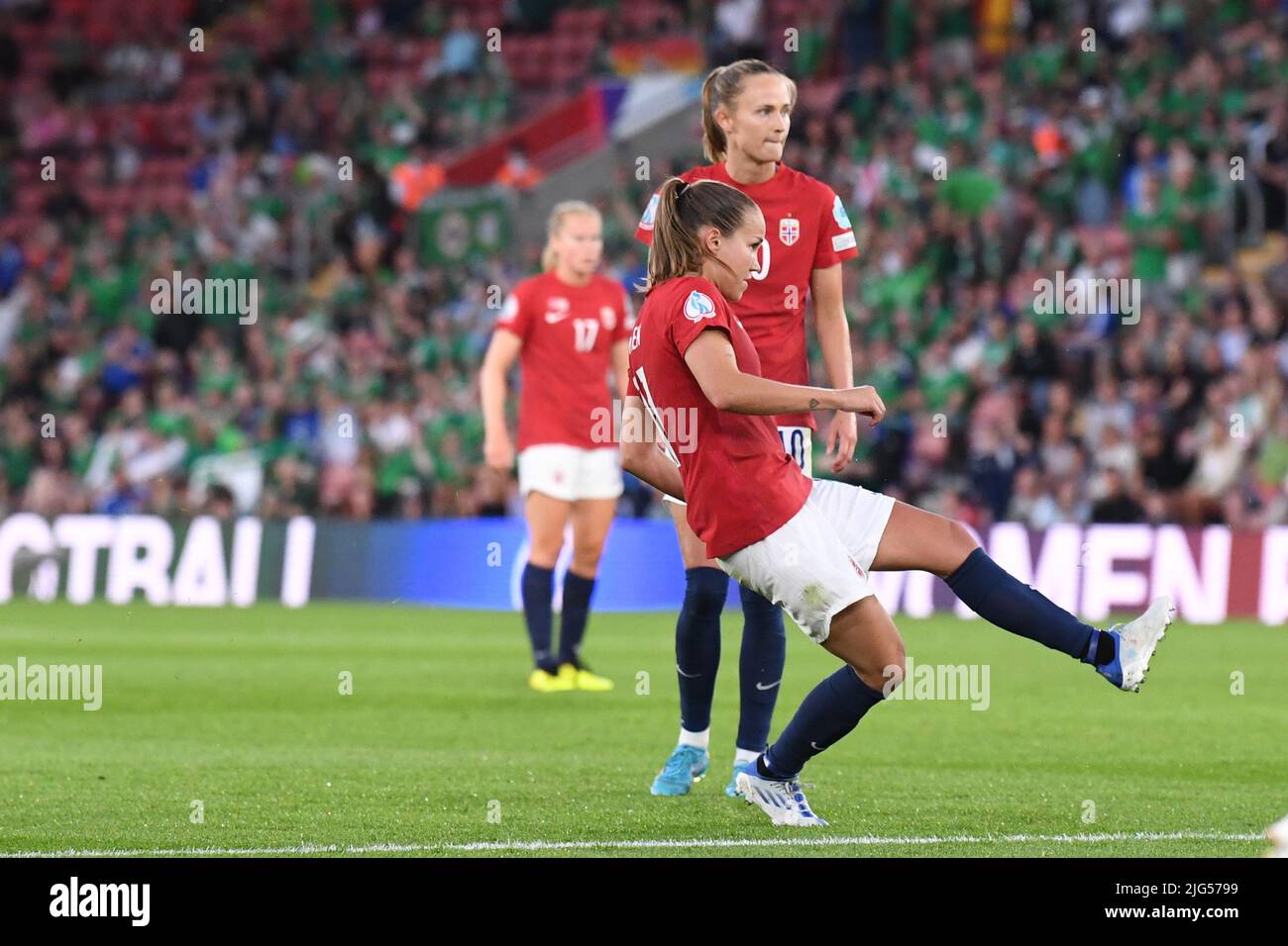 Saint Mary's Stadium, Southampton, Hampshire, Inghilterra: 7th luglio 2022, torneo di calcio internazionale femminile europeo; Norvegia contro Irlanda del Nord; Guro Reiten di Norvegia segna un calcio gratuito appena fuori dalla zona di rigore per 4-1 in 54th minuti Foto Stock