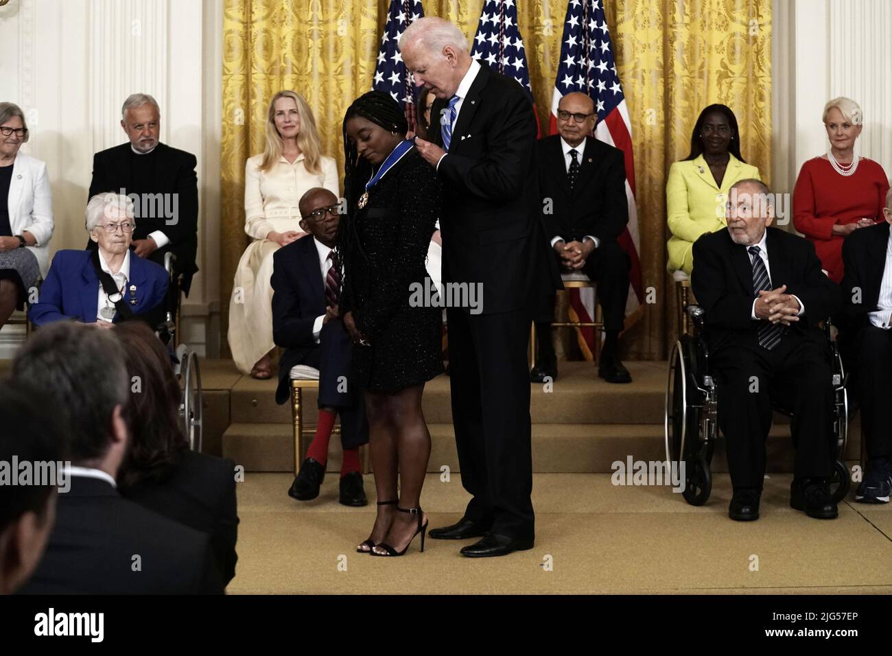 Washington, Stati Uniti. 07th luglio 2022. Il presidente degli Stati Uniti Joe Biden assegna la Medaglia presidenziale della libertà a Simone Biles, la ginnastica americana più decorata nella storia, e ad altri sedici destinatari nella stanza orientale della Casa Bianca a Washington, DC giovedì 7 luglio 2022. Foto di Ken Cedeno/UPI Credit: UPI/Alamy Live News Foto Stock