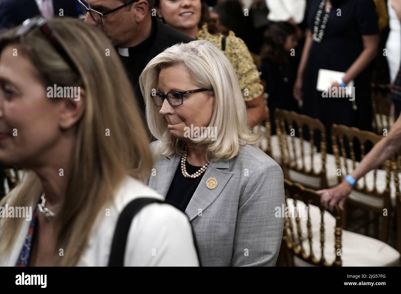 Washington, Stati Uniti. 07th luglio 2022. Il Rep. Liz Cheney, R-WY, lascia una cerimonia di Medaglia Presidenziale della libertà dove il Presidente Biden ha assegnato medaglie a diciassette destinatari nella Sala Est della Casa Bianca a Washington, DC giovedì 7 luglio 2022. Foto di Ken Cedeno/UPI Credit: UPI/Alamy Live News Foto Stock