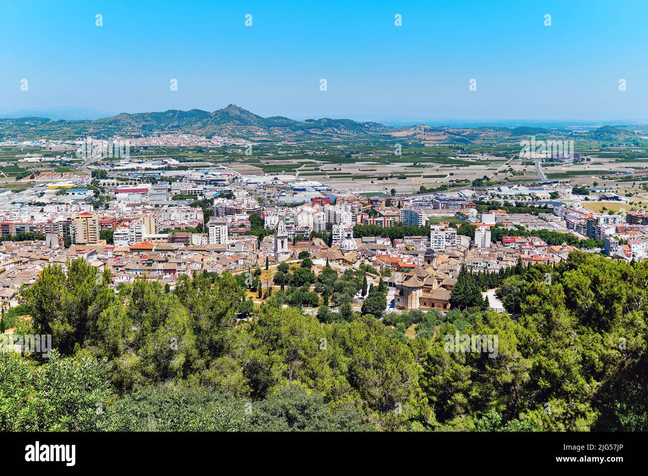 Panorama panoramico per Xativa vista panoramica dal paesaggio urbano dall'alto, vista dalla collina famoso Castillo de Xativa antica fortificazione della Spagna. Destinazioni di viaggio Foto Stock