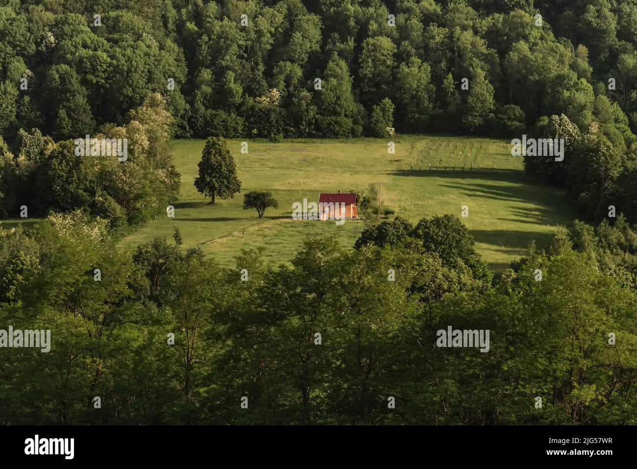 Casa rurale sulla valle di Woody Mountain Foto Stock