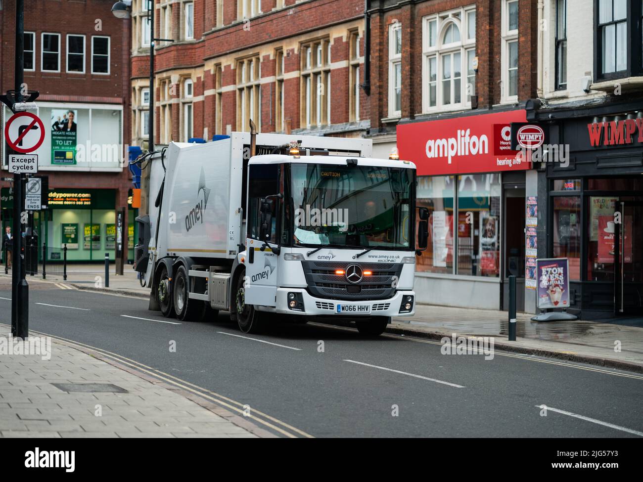 Camion Commercial Bin nel centro di Peterborough Foto Stock