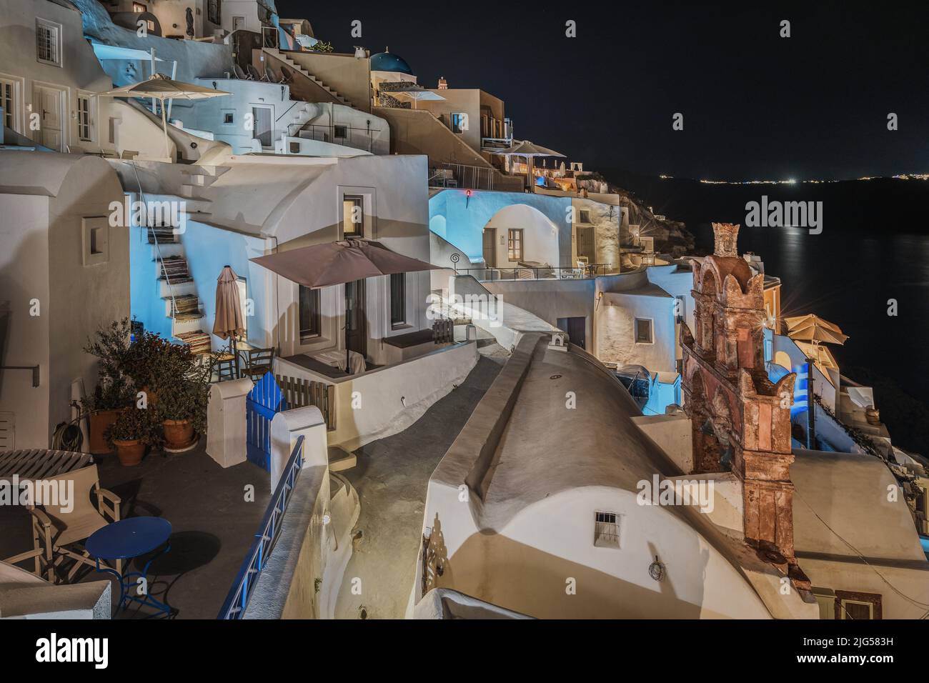 Vista del villaggio di Oia di notte con tipiche case bianche illuminate, Santorini, Grecia Foto Stock