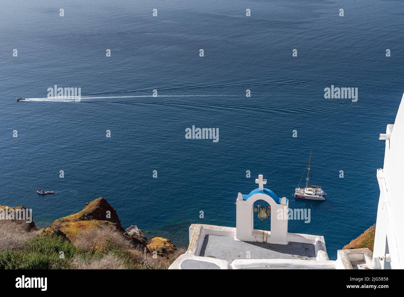 Tipica chiesa di Oia con vista sul Mar Mediterraneo, Santorini, Grecia Foto Stock
