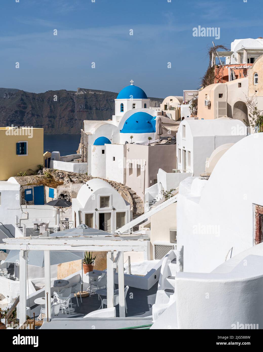 Vista del villaggio di Oia a Santorini con tradizionali case bianche e cupole blu chiese, Grecia Foto Stock