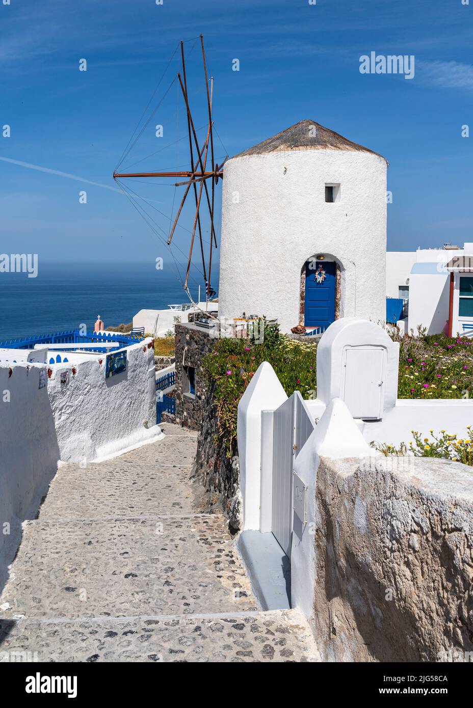 L'iconico mulino a vento bianco di Oia si affaccia sul Mare di Aegen, Santorini, Grecia Foto Stock