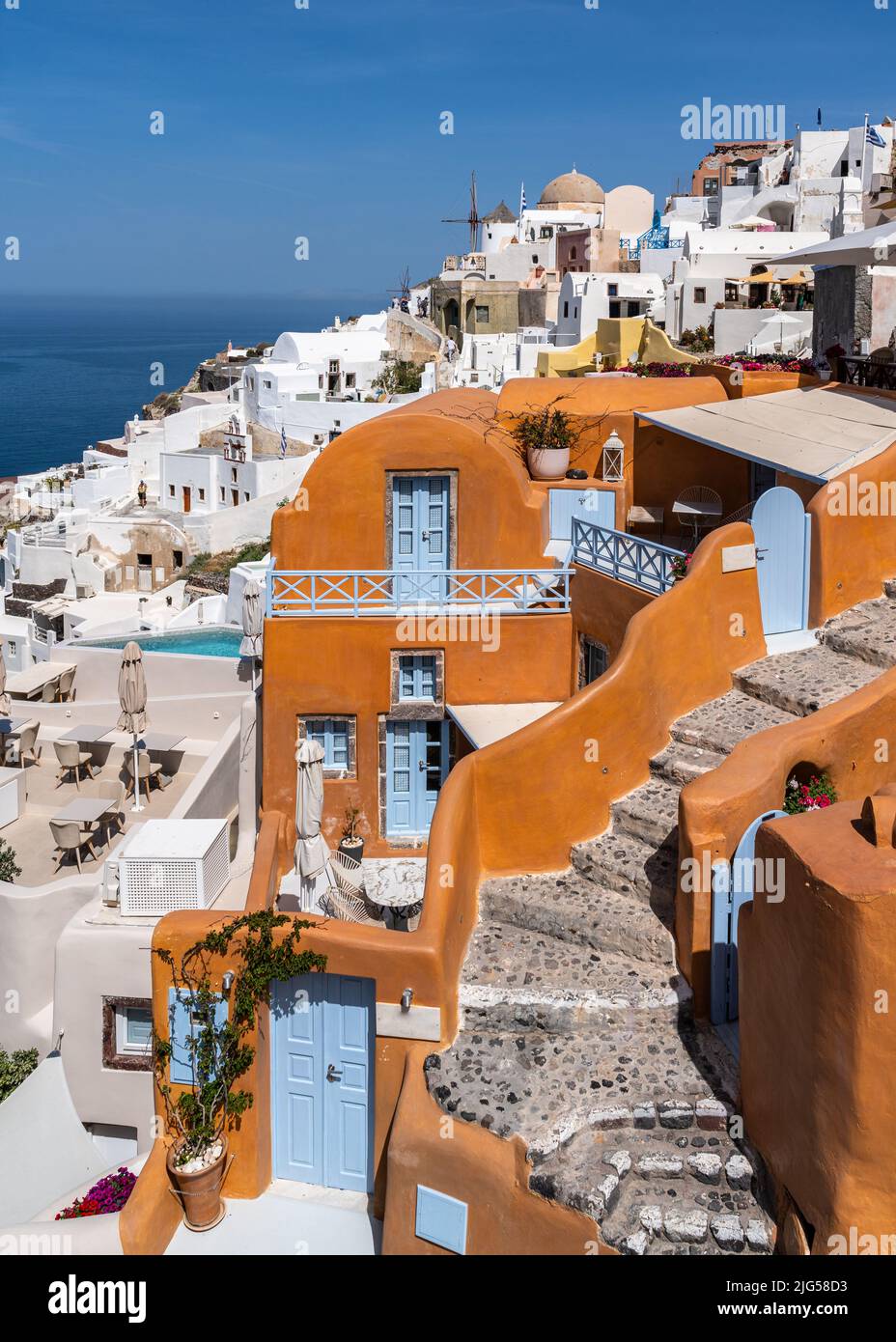 Colorate case in grotta tipiche di Oia, il villaggio più iconico di Santorini, in Grecia Foto Stock