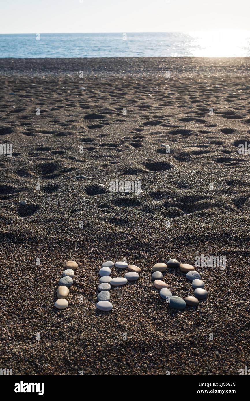 IPO abbreviazione per lettere di pietra sulla spiaggia sabbiosa. IPO è un'offerta pubblica iniziale Foto Stock