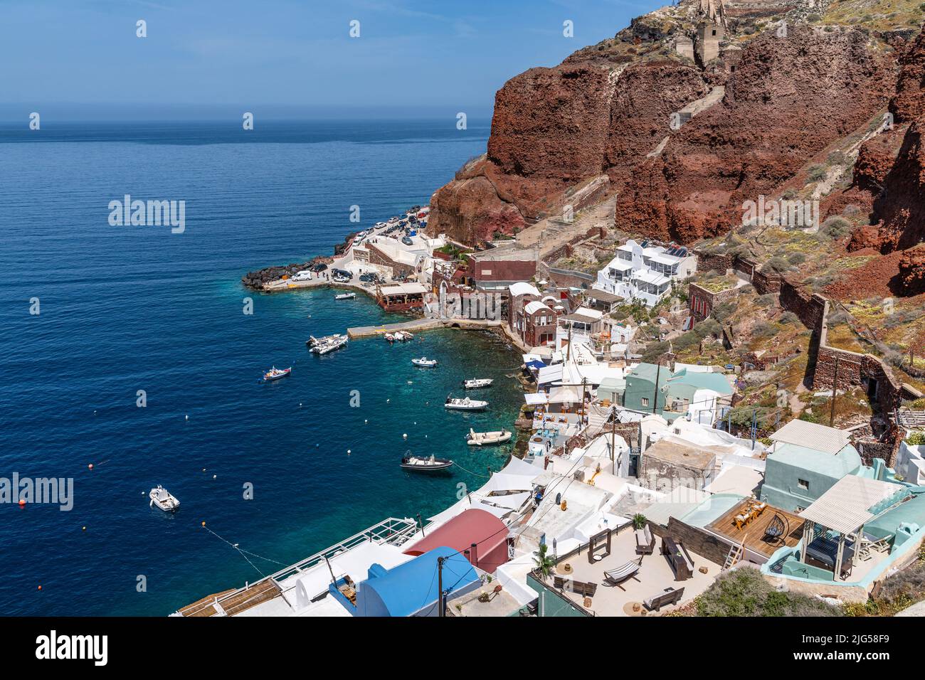 Vista della Baia di Amoudi a Oia, famosa per i suoi ristoranti di pesce lungo il mare, Santorini, Grecia Foto Stock