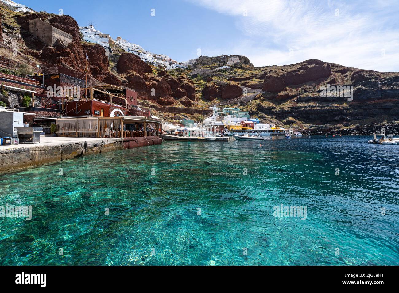 Acque azzurre nella pittoresca baia di Ammoudi a Oia. Santorini, Grecia, 2022 aprile Foto Stock