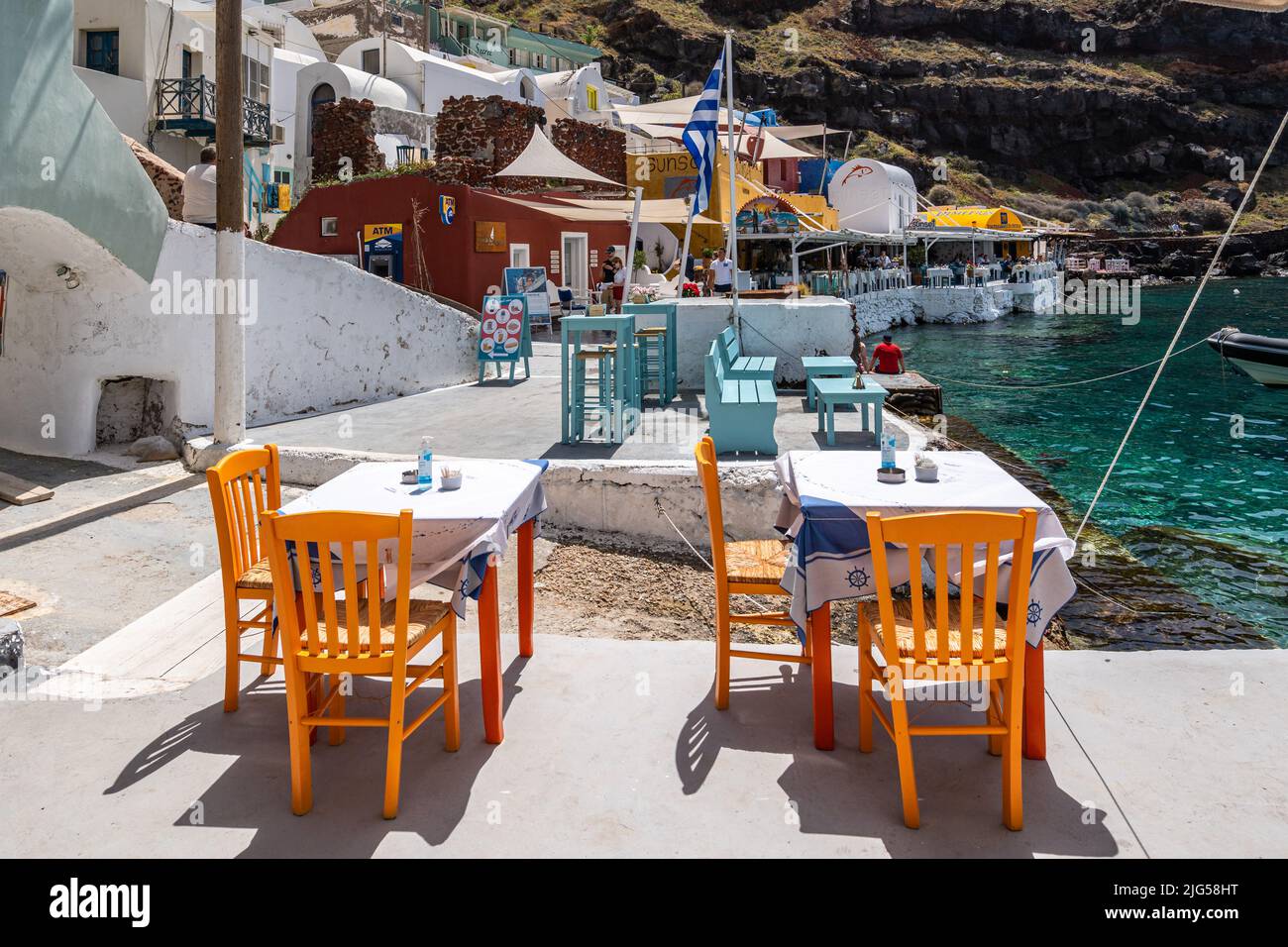 Santorini, Oia, Grecia, 22 aprile - ristorante di pesce tipico lungo il mare a Ammoudi Bay Foto Stock