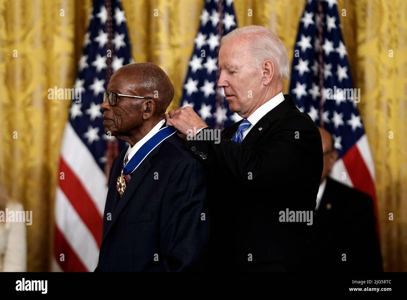 Il presidente degli Stati Uniti Joe Biden assegna la Medaglia presidenziale della libertà a Fred Gray, che ha rappresentato Rosa Parks, il NAACP, e Martin Luther King Jr, e sedici altri destinatari nella Sala Est della Casa Bianca a Washington, DC giovedì 7 luglio 2022. Credito: Ken Cedeno/piscina via CNP Foto Stock