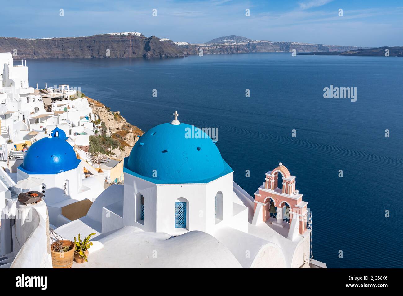 Famosa chiesa a cupola blu a Oia, Santorini, che offre un bel panorama sul mare e la caldera, Grecia Foto Stock