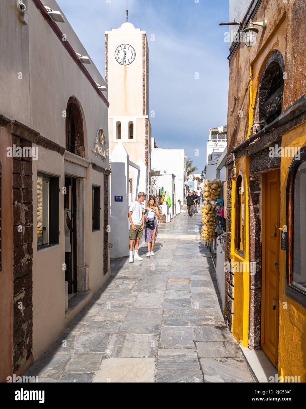 Oia, Santorini, Grece, 2022 aprile – la vivace strada centrale di Oia piena di negozi e ristoranti tipici Foto Stock