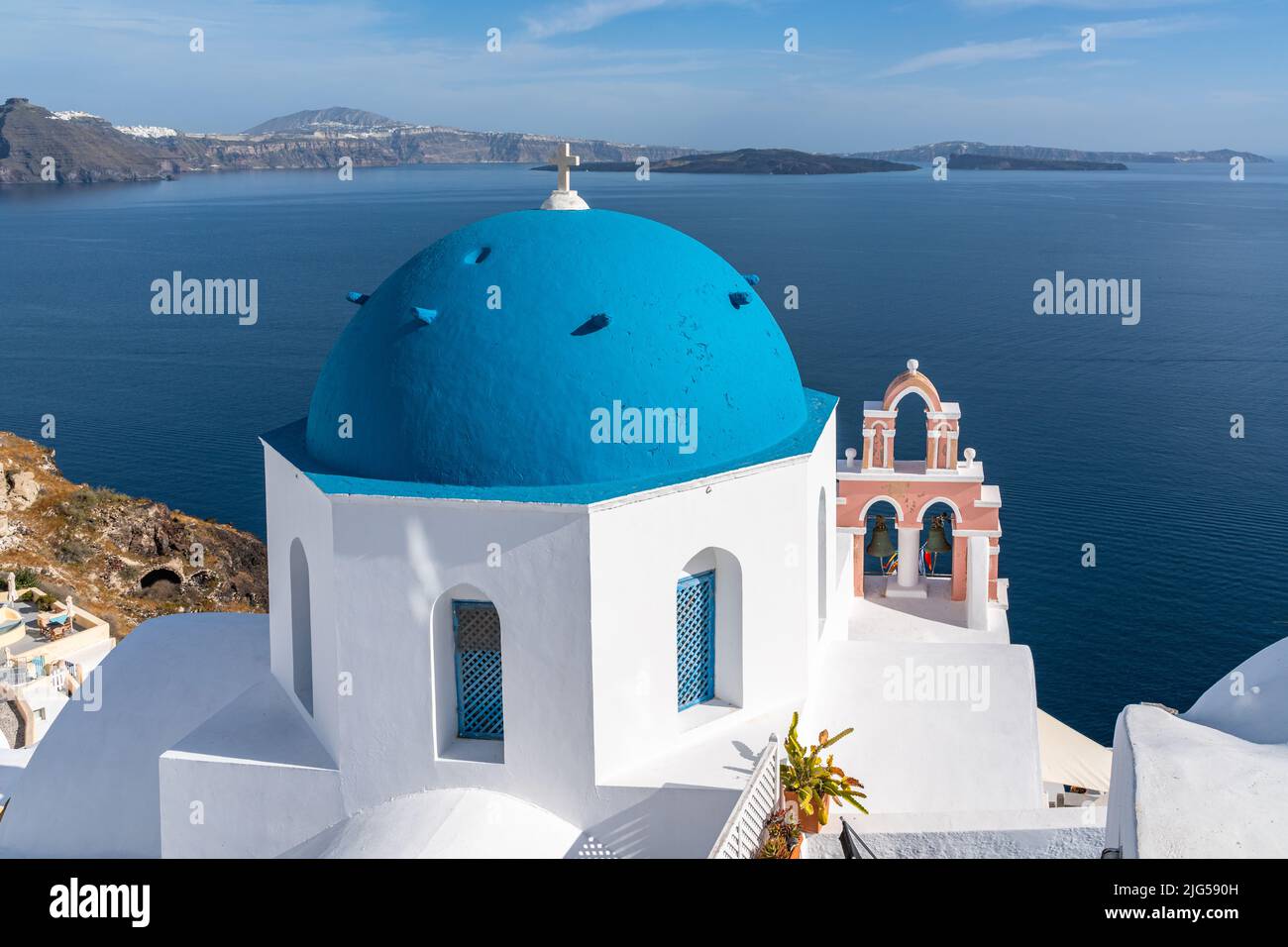 Famosa chiesa a cupola blu a Oia, Santorini, che offre un bel panorama sul mare e la caldera, Grecia Foto Stock