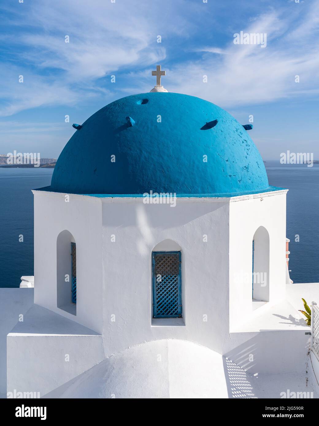 Primo piano di una tipica chiesa a cupola blu a Santorini nel villaggio di Oia, in Grecia Foto Stock