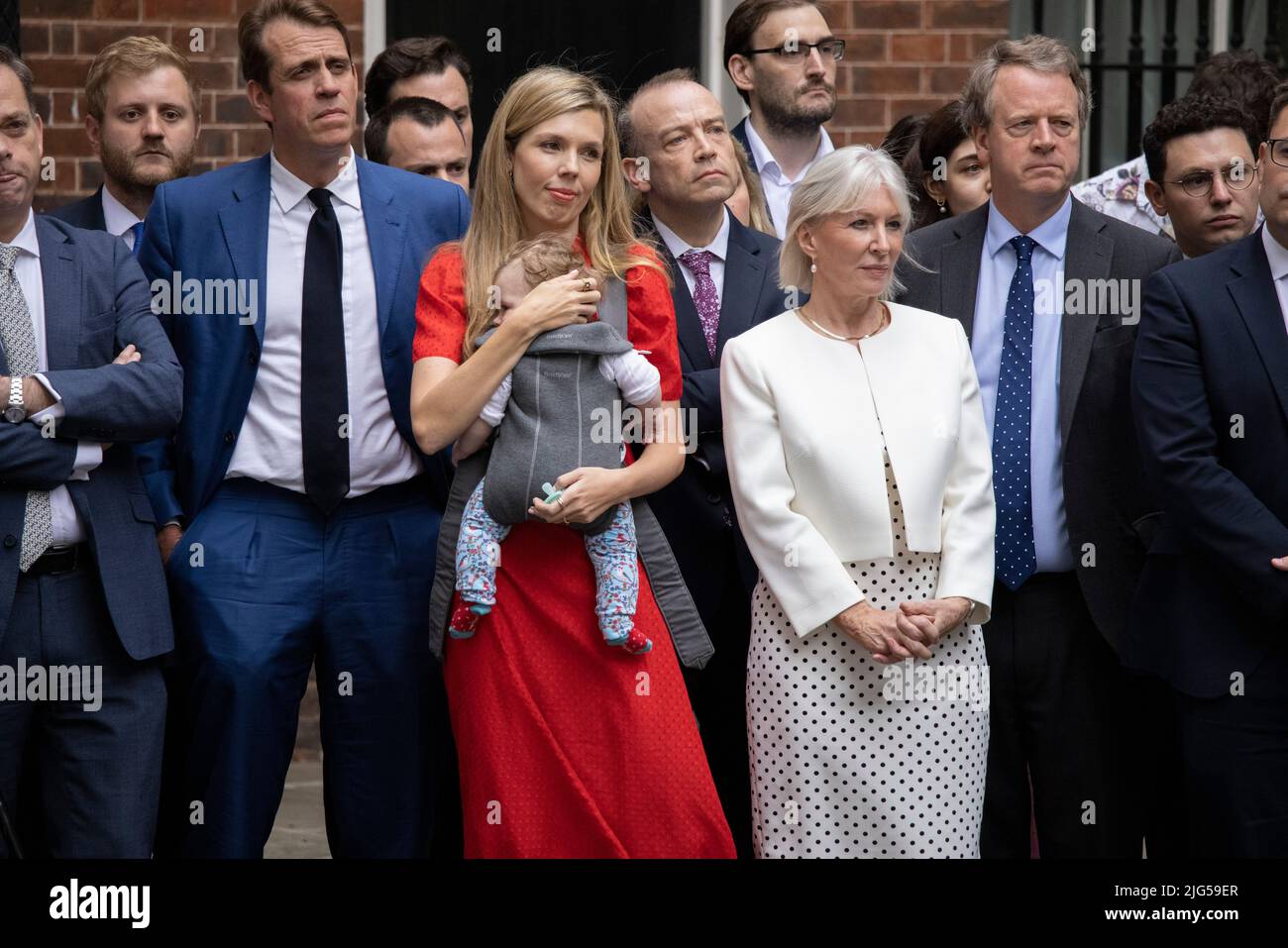 CARRIE JOHNSON MOGLIE DEL PRIMO MINISTRO BRITANNICO BORIS JOHNSON STA CON I POLITICI DI NADINE DORRIES MENTRE ANNUNCIA LE SUE DIMISSIONI A DOWNING STREET OGGI. 07th luglio 2022 Downing Street, Londra, Regno Unito Credit: Jeff Gilbert/Alamy Live News Foto Stock
