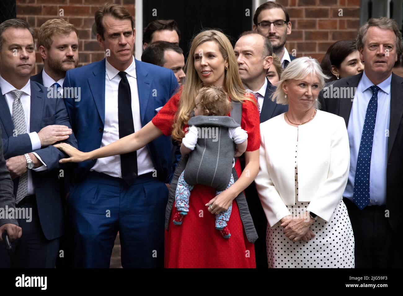CARRIE JOHNSON MOGLIE DEL PRIMO MINISTRO BRITANNICO BORIS JOHNSON STA CON I POLITICI DI NADINE DORRIES MENTRE ANNUNCIA LE SUE DIMISSIONI A DOWNING STREET OGGI. 07th luglio 2022 Downing Street, Londra, Regno Unito Credit: Jeff Gilbert/Alamy Live News Foto Stock