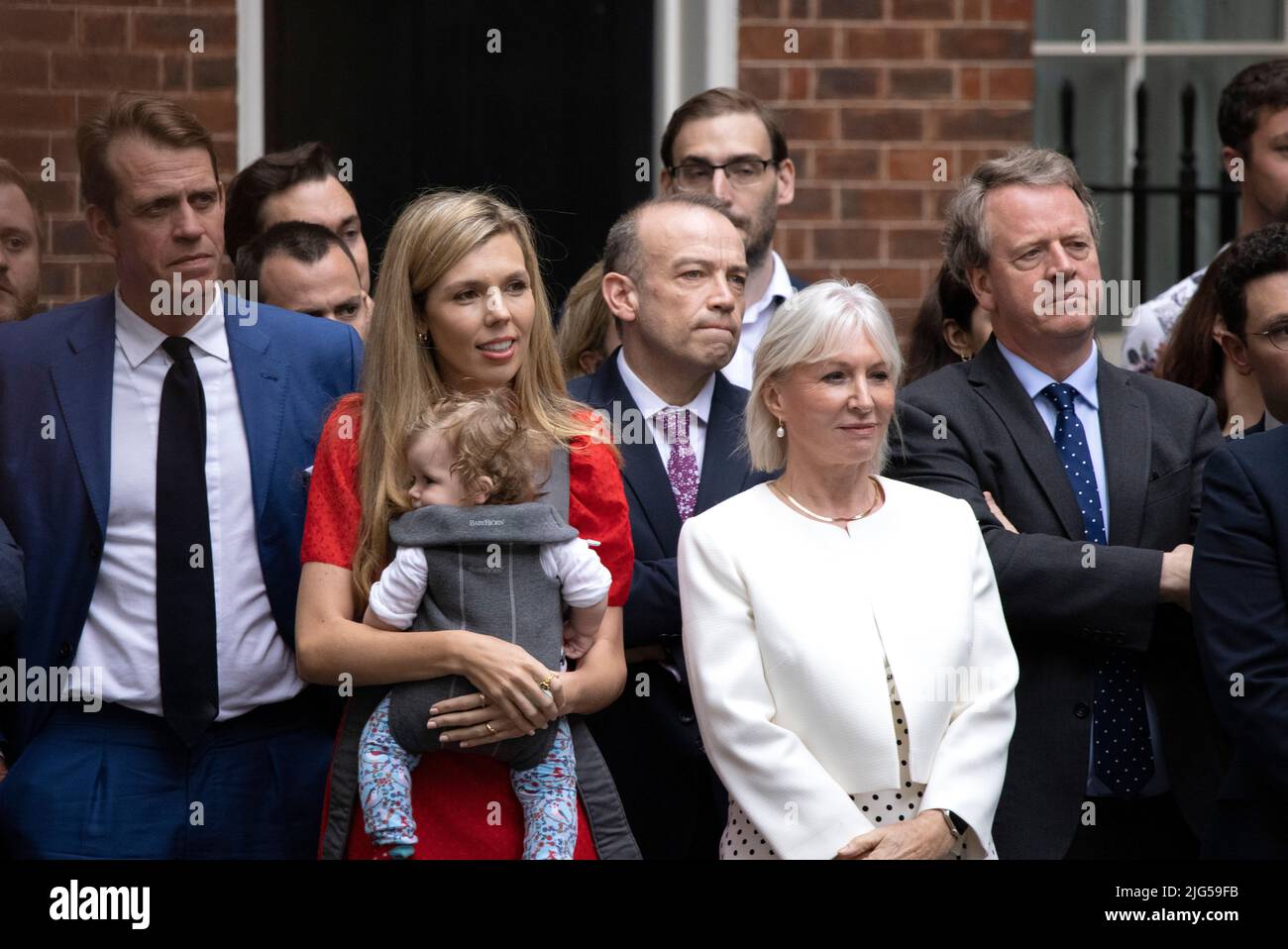 CARRIE JOHNSON MOGLIE DEL PRIMO MINISTRO BRITANNICO BORIS JOHNSON STA CON I POLITICI DI NADINE DORRIES MENTRE ANNUNCIA LE SUE DIMISSIONI A DOWNING STREET OGGI. 07th luglio 2022 Downing Street, Londra, Regno Unito Credit: Jeff Gilbert/Alamy Live News Foto Stock