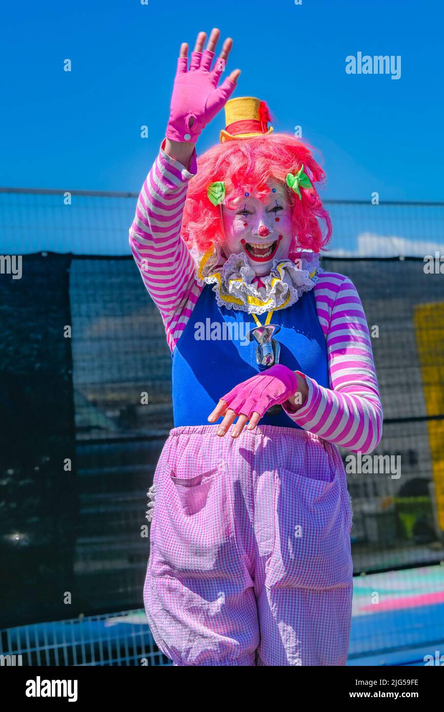 Solletico il clown, ondeggiante Ciao. Foto Stock