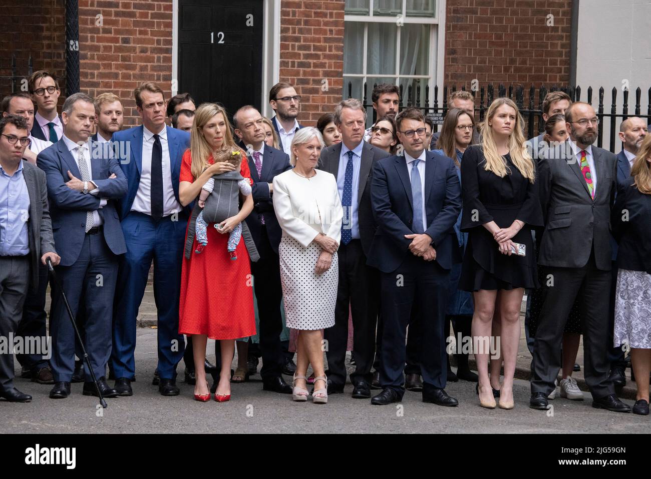 CARRIE JOHNSON MOGLIE DEL PRIMO MINISTRO BRITANNICO BORIS JOHNSON STA CON I POLITICI DI NADINE DORRIES MENTRE ANNUNCIA LE SUE DIMISSIONI A DOWNING STREET OGGI. 07th luglio 2022 Downing Street, Londra, Regno Unito Credit: Jeff Gilbert/Alamy Live News Foto Stock