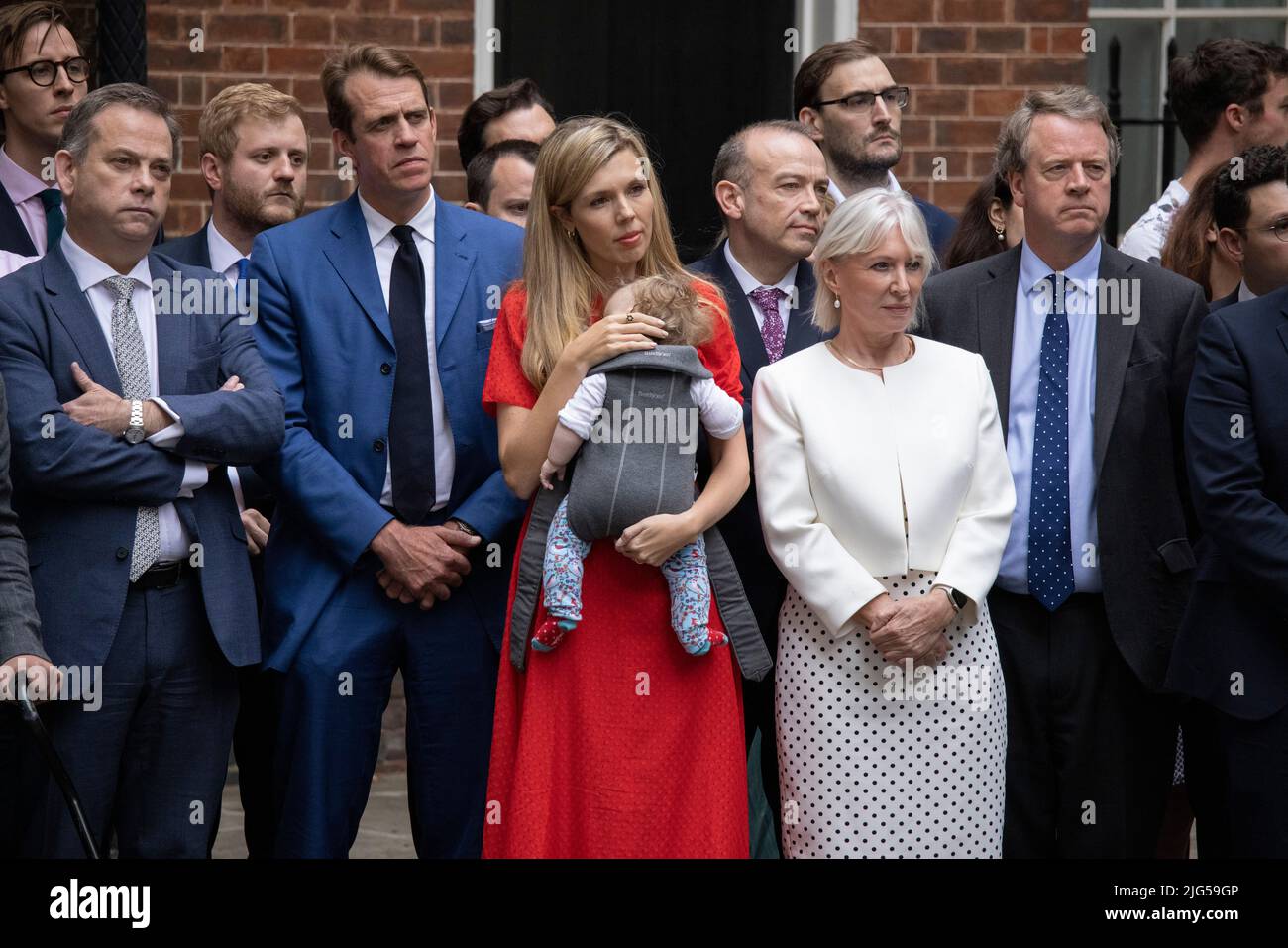 CARRIE JOHNSON MOGLIE DEL PRIMO MINISTRO BRITANNICO BORIS JOHNSON STA CON I POLITICI DI NADINE DORRIES MENTRE ANNUNCIA LE SUE DIMISSIONI A DOWNING STREET OGGI. 07th luglio 2022 Downing Street, Londra, Regno Unito Credit: Jeff Gilbert/Alamy Live News Foto Stock