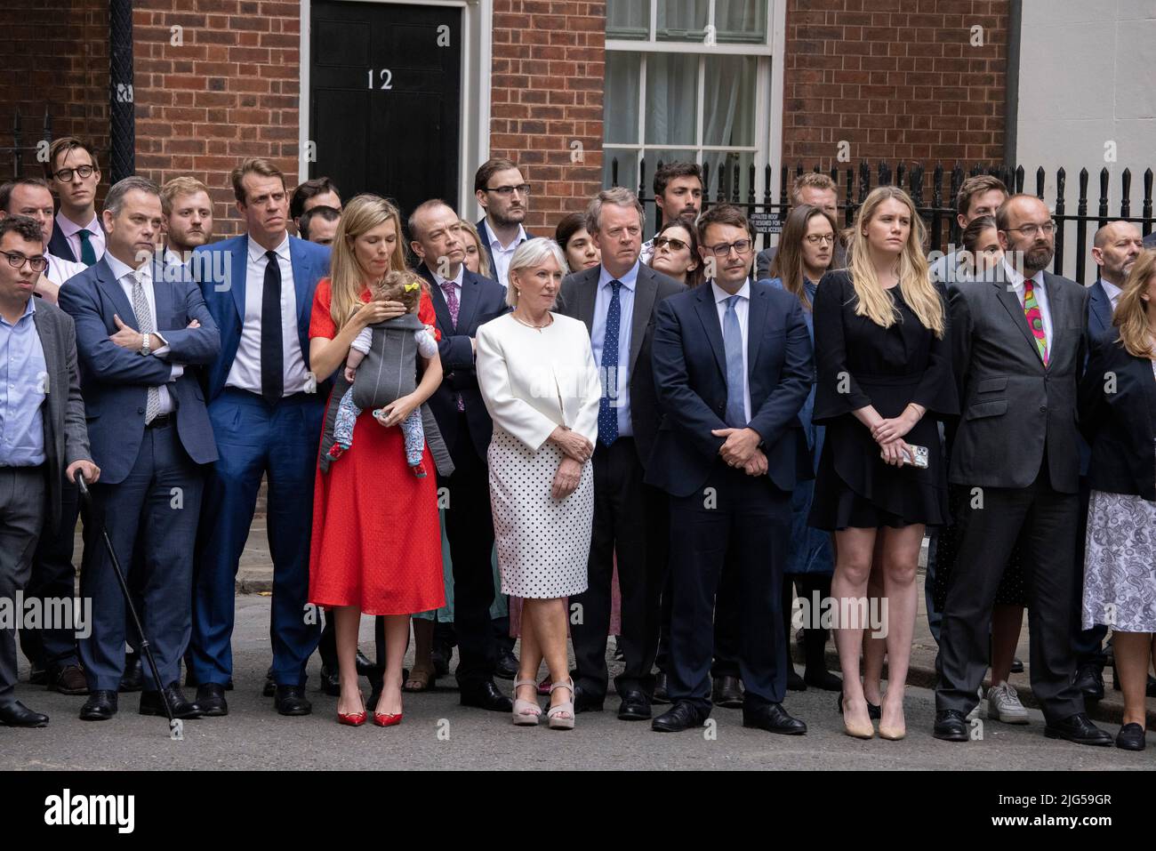 CARRIE JOHNSON MOGLIE DEL PRIMO MINISTRO BRITANNICO BORIS JOHNSON STA CON I POLITICI DI NADINE DORRIES MENTRE ANNUNCIA LE SUE DIMISSIONI A DOWNING STREET OGGI. 07th luglio 2022 Downing Street, Londra, Regno Unito Credit: Jeff Gilbert/Alamy Live News Foto Stock