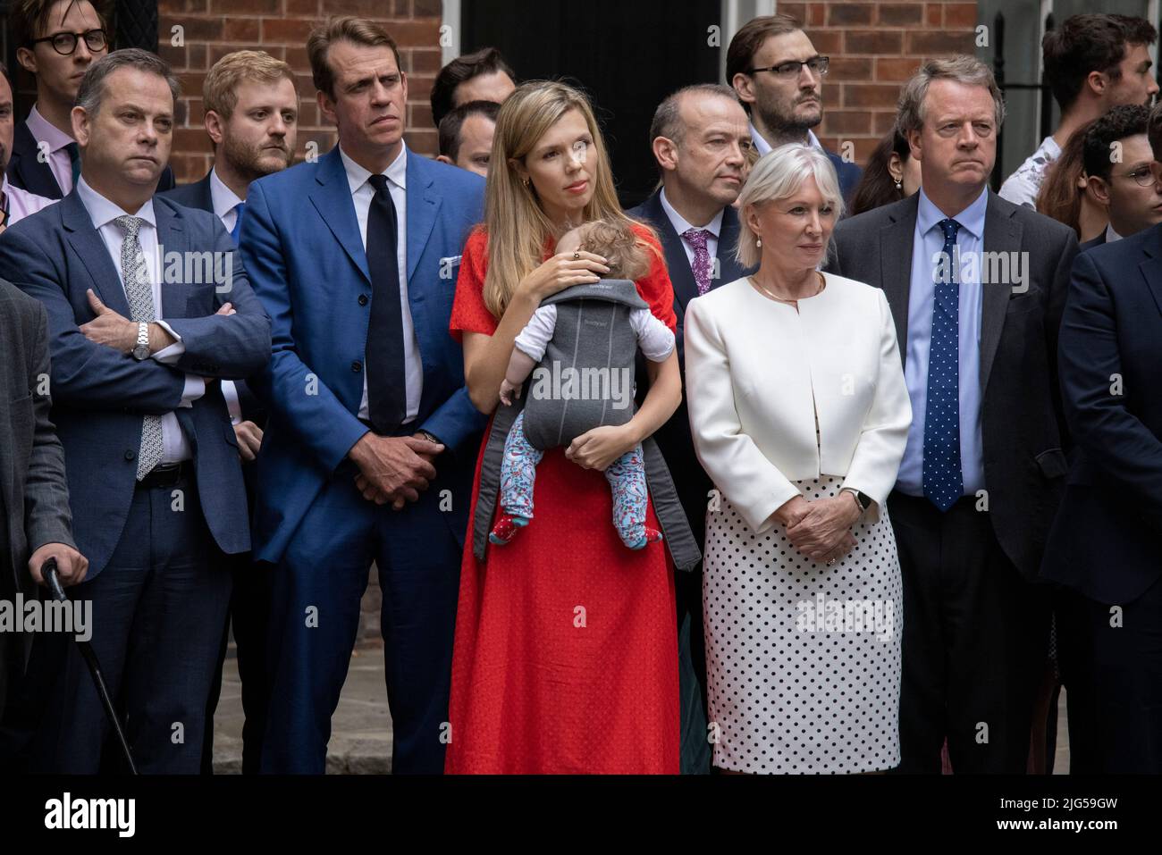 CARRIE JOHNSON MOGLIE DEL PRIMO MINISTRO BRITANNICO BORIS JOHNSON STA CON I POLITICI DI NADINE DORRIES MENTRE ANNUNCIA LE SUE DIMISSIONI A DOWNING STREET OGGI. 07th luglio 2022 Downing Street, Londra, Regno Unito Credit: Jeff Gilbert/Alamy Live News Foto Stock