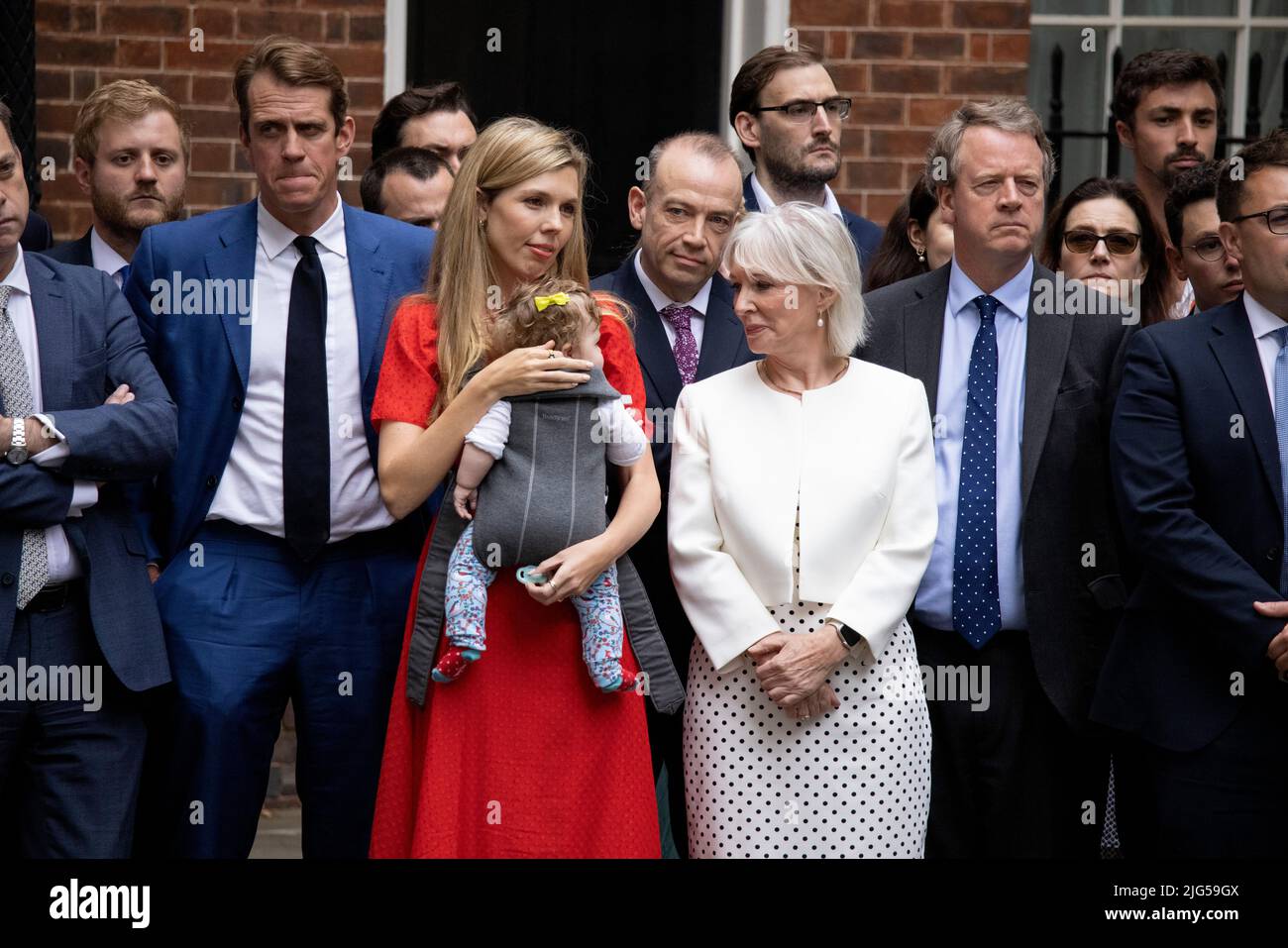CARRIE JOHNSON MOGLIE DEL PRIMO MINISTRO BRITANNICO BORIS JOHNSON STA CON I POLITICI DI NADINE DORRIES MENTRE ANNUNCIA LE SUE DIMISSIONI A DOWNING STREET OGGI. 07th luglio 2022 Downing Street, Londra, Regno Unito Credit: Jeff Gilbert/Alamy Live News Foto Stock