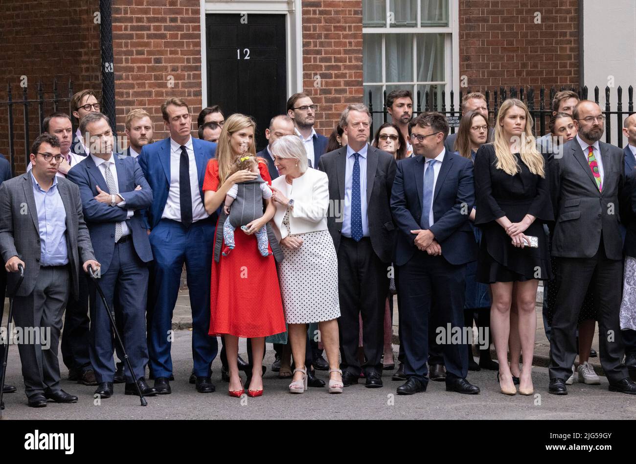 CARRIE JOHNSON MOGLIE DEL PRIMO MINISTRO BRITANNICO BORIS JOHNSON STA CON I POLITICI DI NADINE DORRIES MENTRE ANNUNCIA LE SUE DIMISSIONI A DOWNING STREET OGGI. 07th luglio 2022 Downing Street, Londra, Regno Unito Credit: Jeff Gilbert/Alamy Live News Foto Stock
