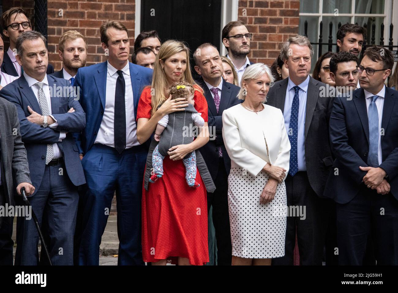 CARRIE JOHNSON MOGLIE DEL PRIMO MINISTRO BRITANNICO BORIS JOHNSON STA CON I POLITICI DI NADINE DORRIES MENTRE ANNUNCIA LE SUE DIMISSIONI A DOWNING STREET OGGI. 07th luglio 2022 Downing Street, Londra, Regno Unito Credit: Jeff Gilbert/Alamy Live News Foto Stock