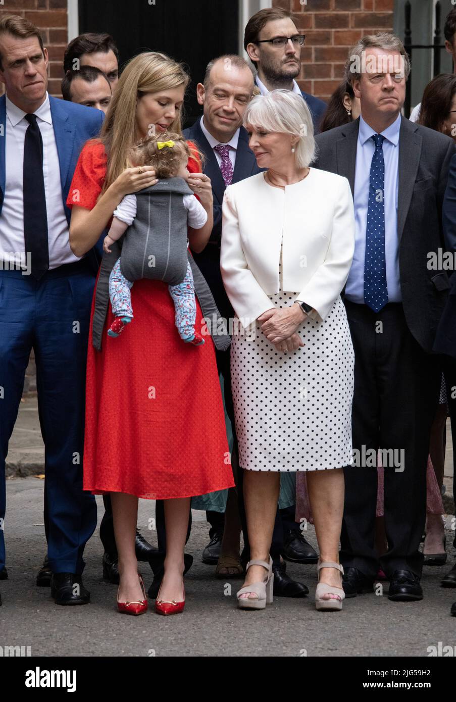 CARRIE JOHNSON MOGLIE DEL PRIMO MINISTRO BRITANNICO BORIS JOHNSON STA CON I POLITICI DI NADINE DORRIES MENTRE ANNUNCIA LE SUE DIMISSIONI A DOWNING STREET OGGI. 07th luglio 2022 Downing Street, Londra, Regno Unito Credit: Jeff Gilbert/Alamy Live News Foto Stock