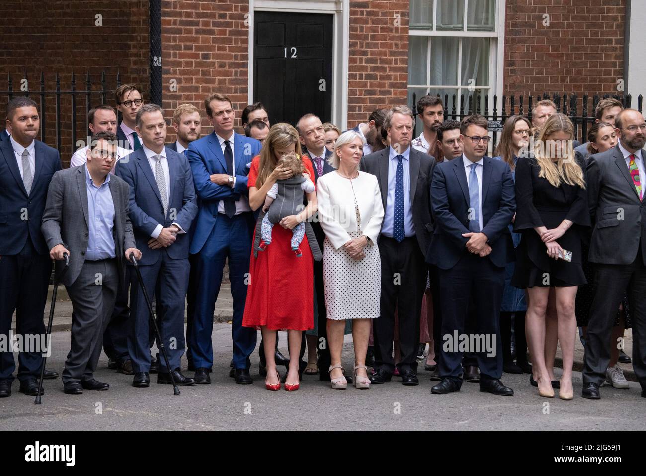 CARRIE JOHNSON MOGLIE DEL PRIMO MINISTRO BRITANNICO BORIS JOHNSON STA CON I POLITICI DI NADINE DORRIES MENTRE ANNUNCIA LE SUE DIMISSIONI A DOWNING STREET OGGI. 07th luglio 2022 Downing Street, Londra, Regno Unito Credit: Jeff Gilbert/Alamy Live News Foto Stock