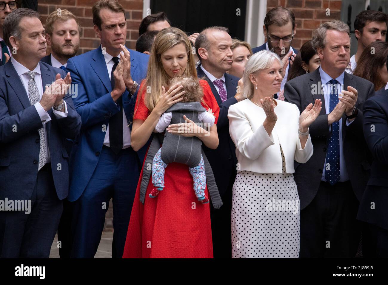 CARRIE JOHNSON MOGLIE DEL PRIMO MINISTRO BRITANNICO BORIS JOHNSON STA CON I POLITICI DI NADINE DORRIES MENTRE ANNUNCIA LE SUE DIMISSIONI A DOWNING STREET OGGI. 07th luglio 2022 Downing Street, Londra, Regno Unito Credit: Jeff Gilbert/Alamy Live News Foto Stock
