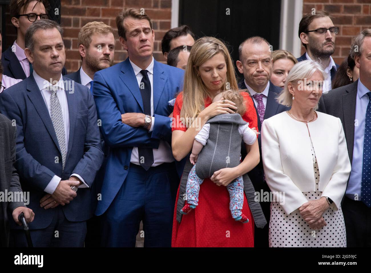 CARRIE JOHNSON MOGLIE DEL PRIMO MINISTRO BRITANNICO BORIS JOHNSON STA CON I POLITICI DI NADINE DORRIES MENTRE ANNUNCIA LE SUE DIMISSIONI A DOWNING STREET OGGI. 07th luglio 2022 Downing Street, Londra, Regno Unito Credit: Jeff Gilbert/Alamy Live News Foto Stock
