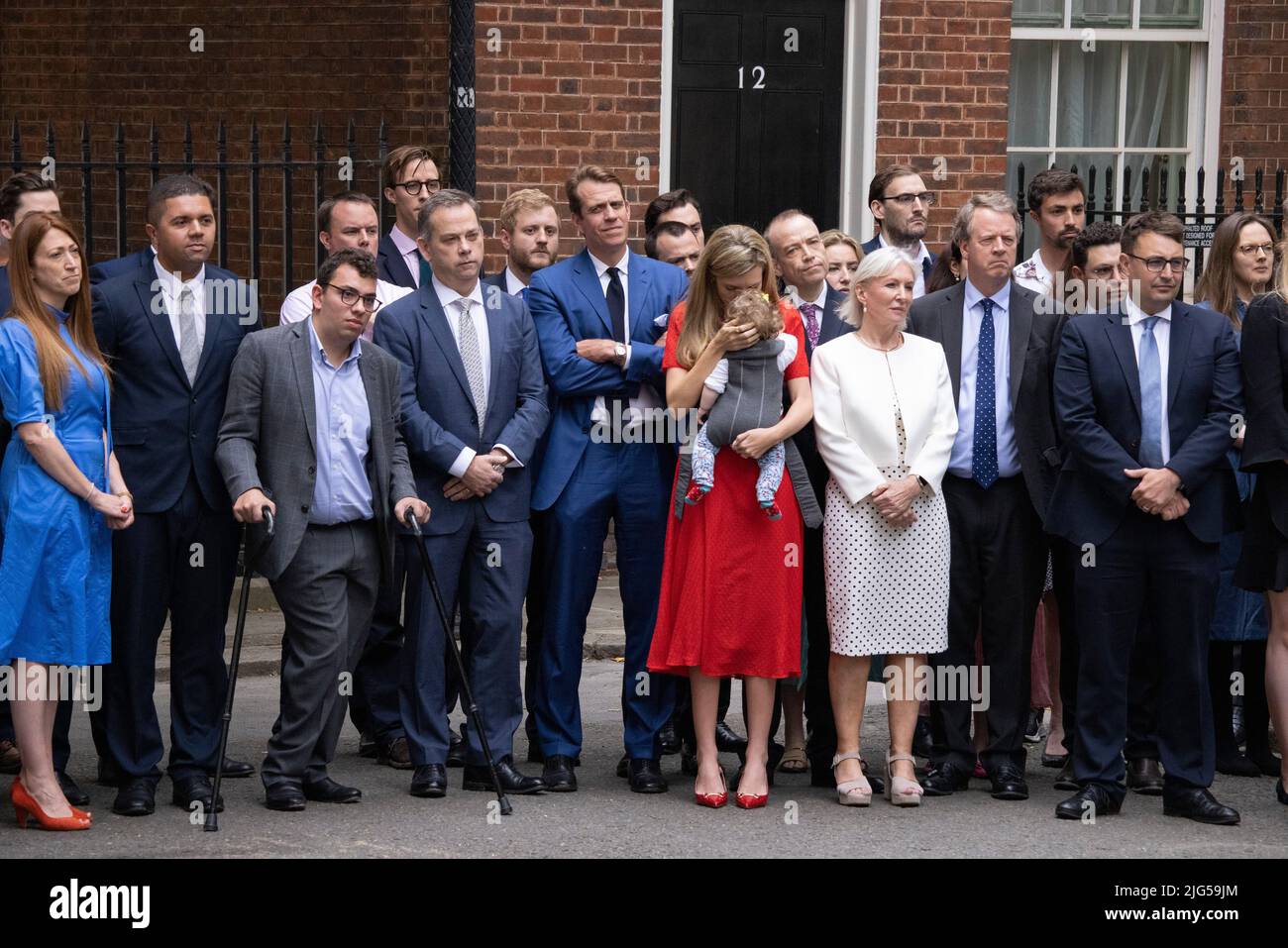 CARRIE JOHNSON MOGLIE DEL PRIMO MINISTRO BRITANNICO BORIS JOHNSON STA CON I POLITICI DI NADINE DORRIES MENTRE ANNUNCIA LE SUE DIMISSIONI A DOWNING STREET OGGI. 07th luglio 2022 Downing Street, Londra, Regno Unito Credit: Jeff Gilbert/Alamy Live News Foto Stock
