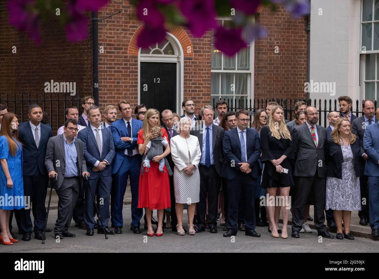 CARRIE JOHNSON MOGLIE DEL PRIMO MINISTRO BRITANNICO BORIS JOHNSON STA CON I POLITICI DI NADINE DORRIES MENTRE ANNUNCIA LE SUE DIMISSIONI A DOWNING STREET OGGI. 07th luglio 2022 Downing Street, Londra, Regno Unito Credit: Jeff Gilbert/Alamy Live News Foto Stock