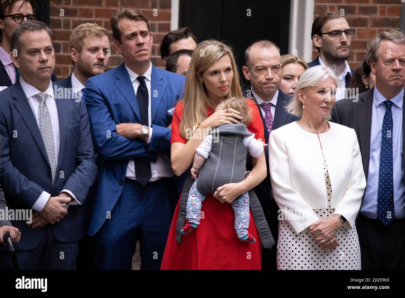 CARRIE JOHNSON MOGLIE DEL PRIMO MINISTRO BRITANNICO BORIS JOHNSON STA CON I POLITICI DI NADINE DORRIES MENTRE ANNUNCIA LE SUE DIMISSIONI A DOWNING STREET OGGI. 07th luglio 2022 Downing Street, Londra, Regno Unito Credit: Jeff Gilbert/Alamy Live News Foto Stock