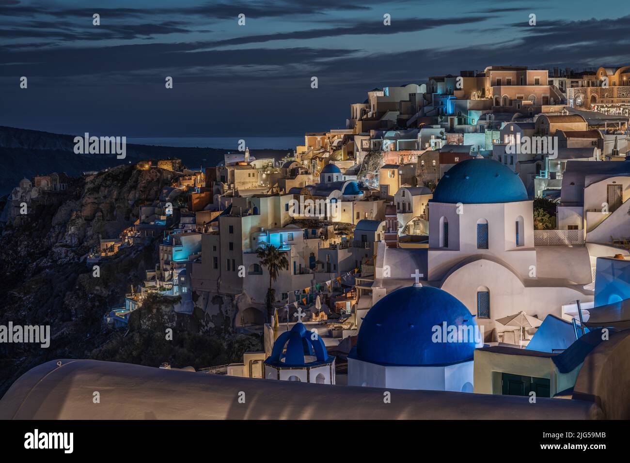 Tour panoramico di un'ora blu a Oia con l'iconica chiesa a cupola blu, Santorini, Grecia Foto Stock