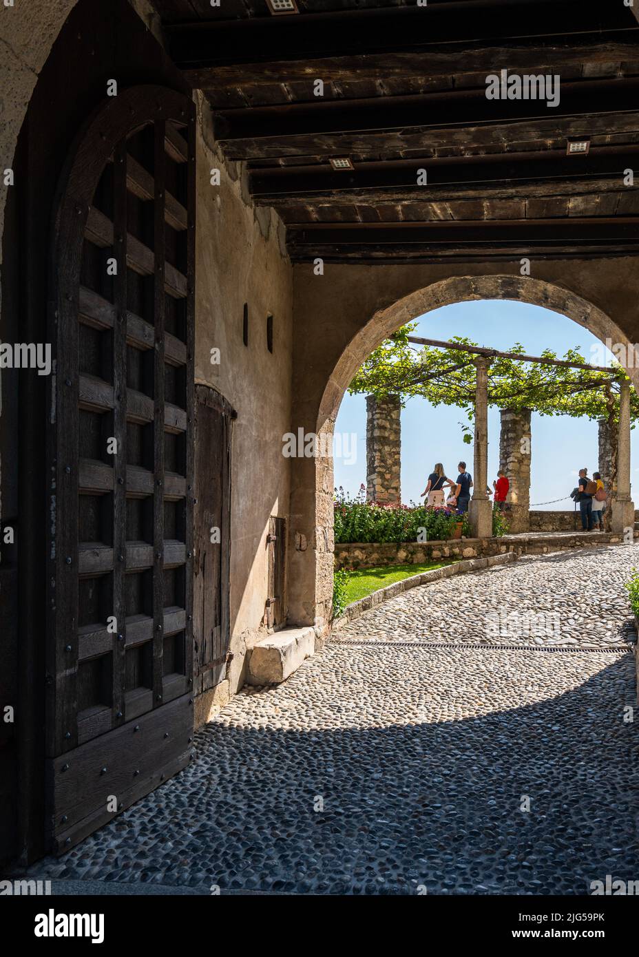 L'ingresso della Rocca d'Angera, un famoso castello medievale sulle rive del Lago maggiore, Lombardia, Italia Foto Stock