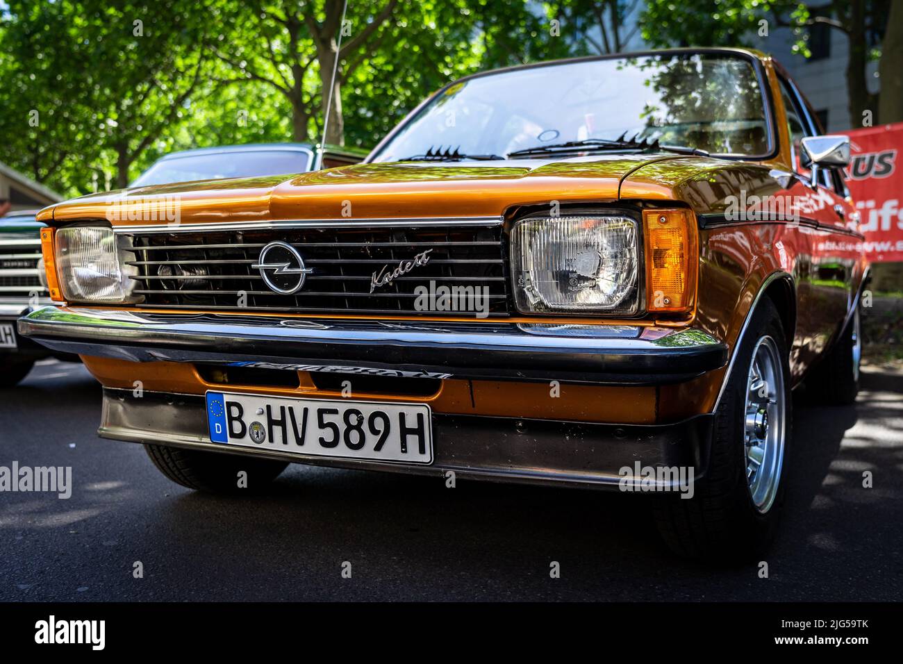 BERLINO - 18 GIUGNO 2022: Piccola auto a conduzione familiare Opel Kadett Rallye, 1977. Classic Days Berlino. Foto Stock