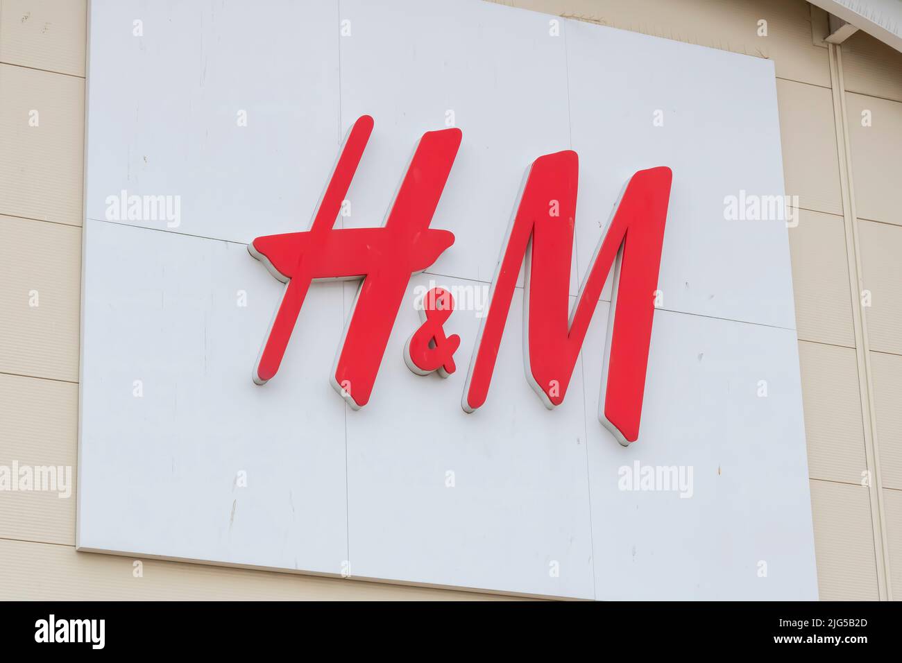 LIVERPOOL, U.K; LUGLIO/07/2022; H&M Logo, H & M Hennes & Mauritz AB o H&M Group è una multinazionale dell'abbigliamento con sede in Svezia. Foto Stock
