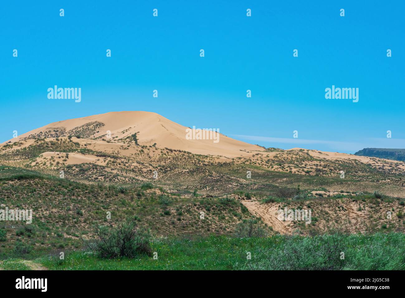 Paesaggio semi-arido nelle vicinanze della duna di sabbia di Sarykum Foto Stock