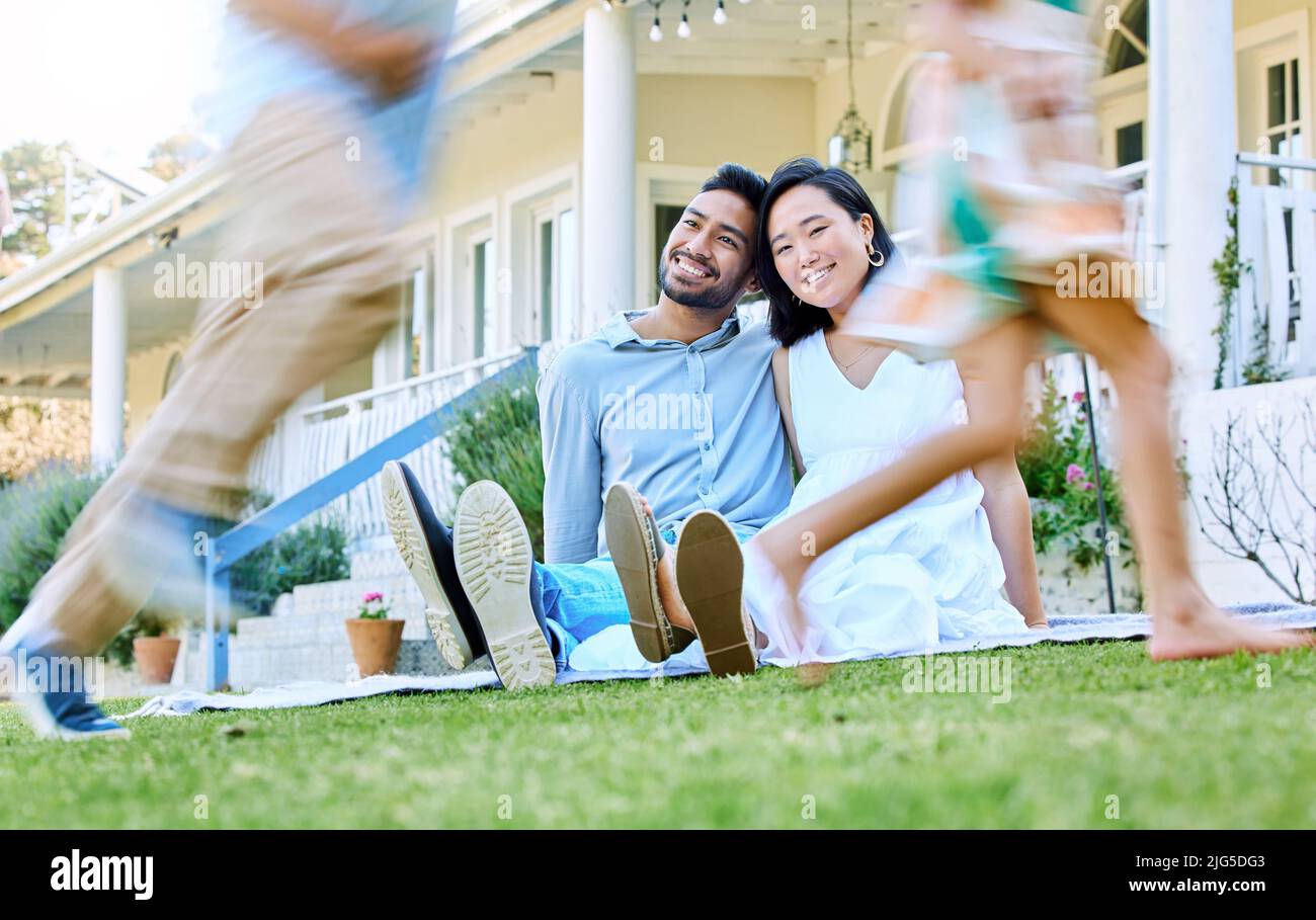 Questi sono i giorni che abbiamo sognato. Scatto di una giovane famiglia che si rilassa nel loro giardino all'aperto. Foto Stock