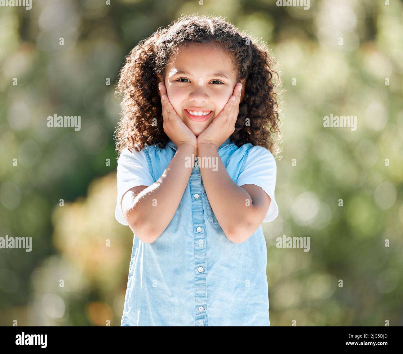 Oggi sarà un buon giorno, lo sento. Scatto di una bambina adorabile in piedi fuori. Foto Stock