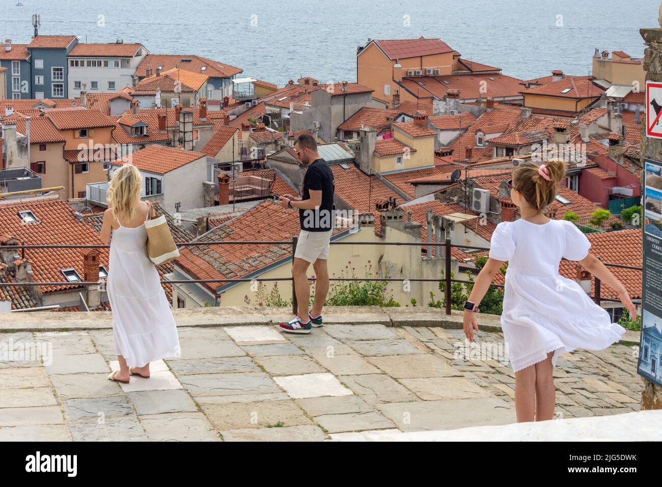 Vista della città vecchia dalla chiesa parrocchiale di San Giorgio, Pirano (Pirano), Istria slovena, Slovenia Foto Stock